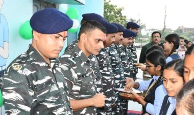 स्कूली छात्राओं ने सीआरपीएफ के जवानों को बांधी राखी