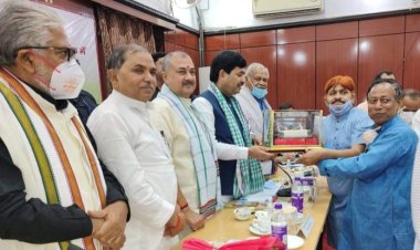 उद्योग सह जिला प्रभारी मंत्री सैयद शाहनवाज हुसैन से मिले बुनकर, 7 सूत्री मांग पत्र बुनकरों द्वारा सौंपा गया