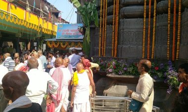 पांच टन गेंदा, कमल, गुलाब, लिली व अन्य फूलों से विष्णु पद मंदिर को सजाया, भक्ति का ही एक अटूट मार्ग है श्रृंगार-कल्लू हैदराबादी