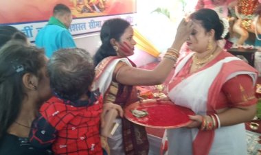 एसएसबी में महिलाओं ने खेली सिंदूर की होली, बंगाली रीति-रिवाज के साथ मां दुर्गा को दी विदाई