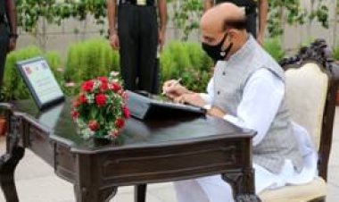 रक्षा मंत्री राजनाथ सिंह ने कारगिल विजय दिवस पर राष्ट्रीय युद्ध स्मारक में वीर शहीदों को श्रद्धांजलि अर्पित की