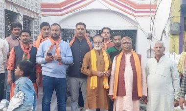 भाजपा का तीन राज्यो में जीत का जश्न मानपुर में मिठाई बाटकर मनाया गया