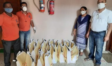 रिक्शाचालकों के बीच खाद्यान्न का वितरण