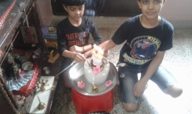 दादा के निर्देशन में पोतों ने बनाया बर्फ का शिवलिंग