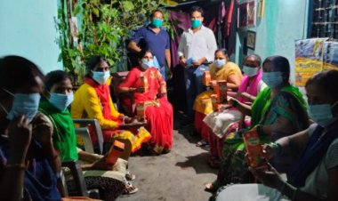 शारदा फाउंडेशन ने महिलाओं के बीच बांटी आयरन की दवाएं