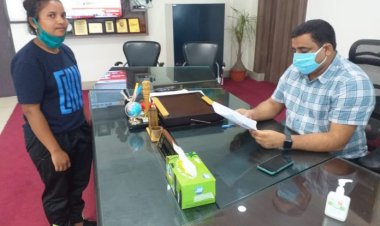 आर्थिक तंगी से गुजर रही अंतरराष्ट्रीय फुटबॉल खिलाड़ी को राज्य सरकार हर संभव मदद करेगी – उपायुक्त (बोकारो)