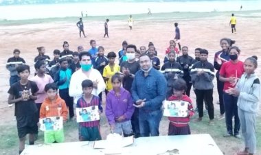 ग्रामीण फुटबॉल खिलाड़ियों ने सादगी से मनाया माही का 39 वां जन्मदिन