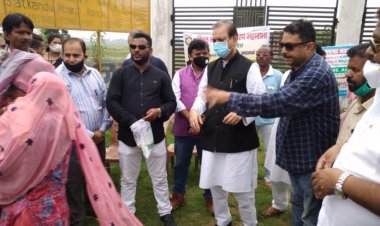 पूर्व केंद्रीय मंत्री सुबोधकांत सहाय ने ग्रामीणों के बीच बांटे आर्सेनिक एल्बम-30