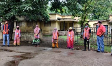 गोलमुरी की वीरांगना चित्रलेखा और नीलू ने किया सफाईकर्मियों को सम्मानित