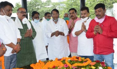 कांग्रेस नेताओं ने अमर शहीद भगवान बिरसा मुंडा को दी श्रद्धांजलि