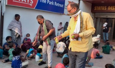 समाजसेवी रमाशंकर प्रसाद ने बच्चों को बांटे बिस्कुट