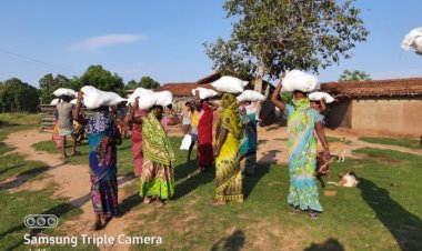 आदिवासी बहुल गांवों में स्वयंसेवी संस्था “गूंज” ने बांटे राहत सामग्री