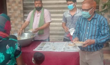 होटल पार्क ईन के सौजन्य से गरीबों के बीच बांटे गए लजीज चाउमीन