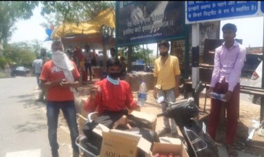 राहगीरों को मदद मे आगे आया दिव्यांग युवक,लगातार कर रहा है पानी एवं बिस्किट का वितरण