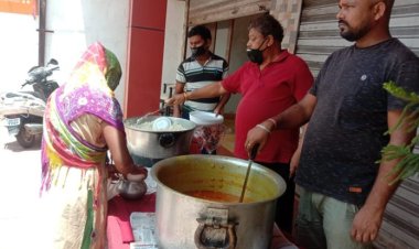 होटल पार्क ईन के सौजन्य से तीन सौ गरीबों को खिलाया गया खाना