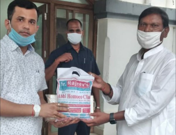 कोरोना से बचाव में सहायक है होमियोपैथिक औषधि आर्सेनिक अल्बा-30 : अर्जुन मुंडा