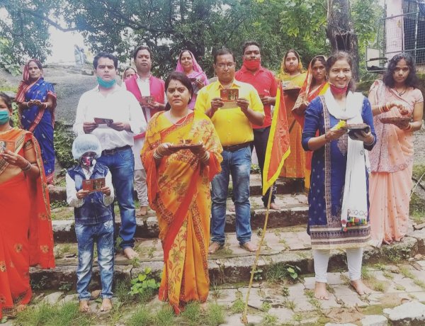 अयोध्या में श्रीराम मंदिर के शिलान्यास होने पर रांची में महिलाओं ने किया हनुमान चालीसा का पाठ