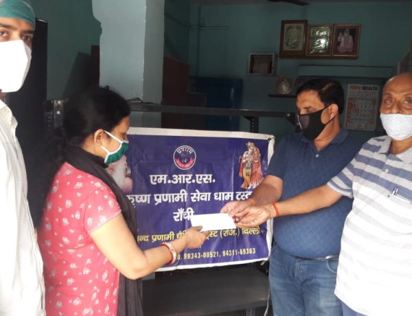 श्रीकृष्ण प्रणामी ट्रस्ट ने फोटो जर्नलिस्ट को इलाज के लिए दी सहयोग राशि