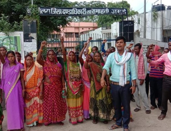 प्रधानमंत्री आवास योजना में ग़रीबों से आवास सहायक कर रहे हैं लाखों की लूट , प्रशासन मौन