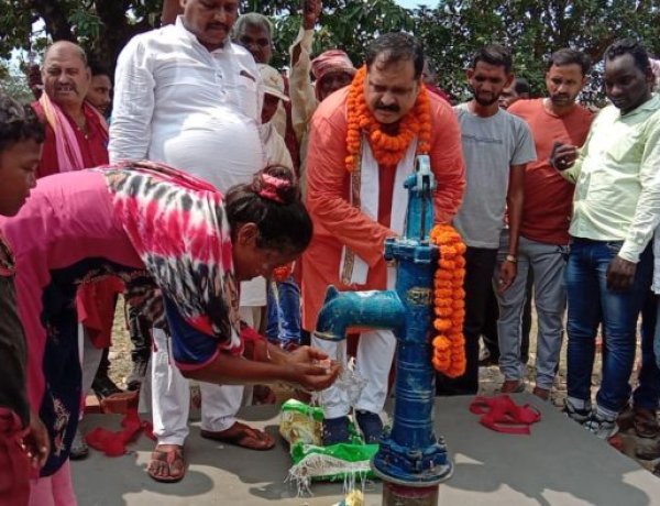 जन अधिकार पार्टी के जिला अध्यक्ष शमशाद आलम खुद चापाकल चला कर लोगों को पानी पिला कर किए चापाकल का उद्घाटन।