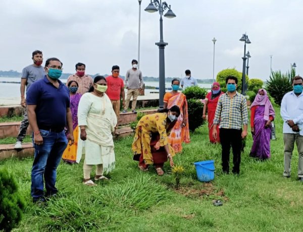 झारखंड के वीर सपूतों की स्मृति में किया गया पौधरोपण