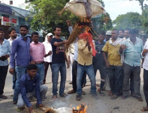 महादलित शिक्षा सेवक ने मुख्यमंत्री नीतीश कुमार का पुतला दहन कर आक्रोश जताया ।