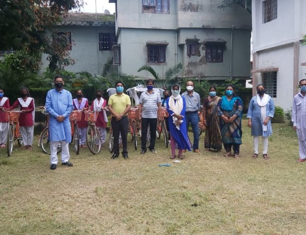 महेश्वरी बालिका उच्च विद्यालय की छात्राओं के बीच सांसद दीपक प्रकाश ने किया साइकिल वितरण