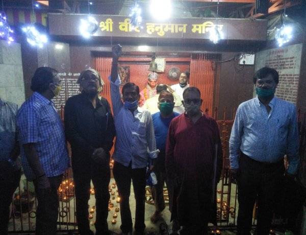 लालपुर चौक में दीप जलाकर मनाया गया जश्न
