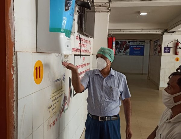 सदर अस्पताल में लगा सैनिटाइजर मशीन