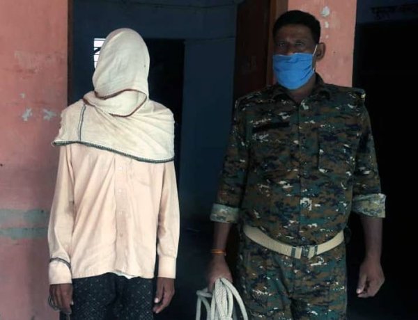 बेटा गाड़ी ख़रीदने की ज़िद पर अड़ा था ,पिता ने कुल्हाड़ी से काट डाला ।