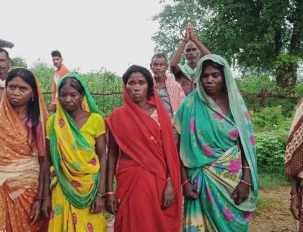 वन भूमि को अवैध रूप से ग्रामीणों को देने के नाम पर वनकर्मी और बिचौलिए ने वसूले पैसे ।