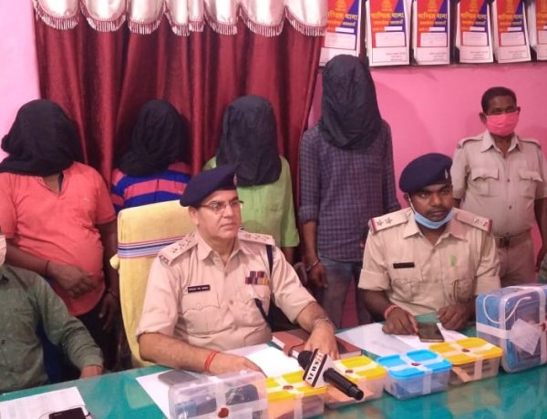 नक़ली पिस्तौल से लूट को अंजाम देनेवाले लुटेरे गिरफ़्तार