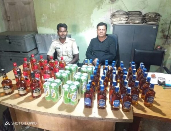 भाजपा का झंडा लगा लग्जरी वाहन से हो रही थी शराब तस्करी