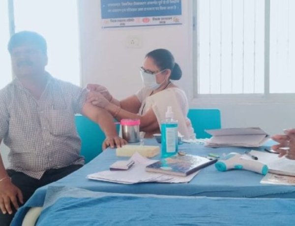 टिकारी के 5 केंद्रों पर 460 लोगों को दिया गया कोविडशील्ड वैक्सीन