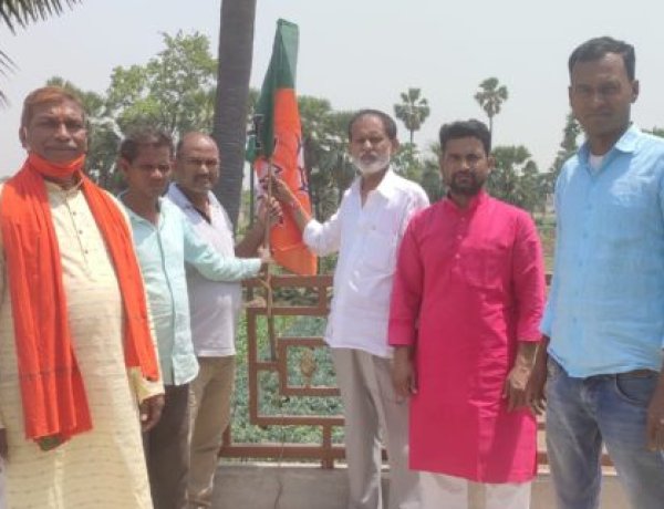 मानपुर नगर मंडल भाजपा कार्यकर्ताओं ने भाजपा के 41वां दिवस पर झंडातोलन किया