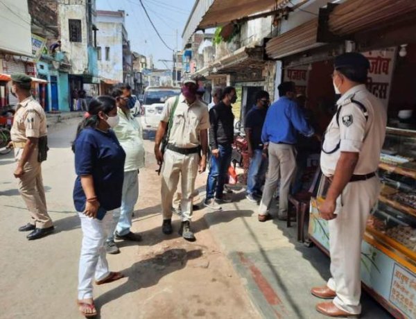 टिकारी में बढ़ते कोरोना मामले को देखते हुए एसडीओ के नेतृत्व में शहर में मास्क जाँच अभियान