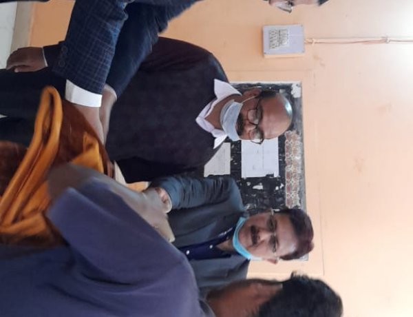 एसबीआई के अधिकारियों ने आदिम जाति सेवा मंडल के बच्चों के बीच बांटे कंबल-चादर