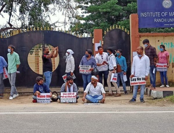 झारखंड प्रदेश एनएसयूआई ने रांची विवि के छात्रों का कोरोना काल की फीस माफी को लेकर दिया धरना