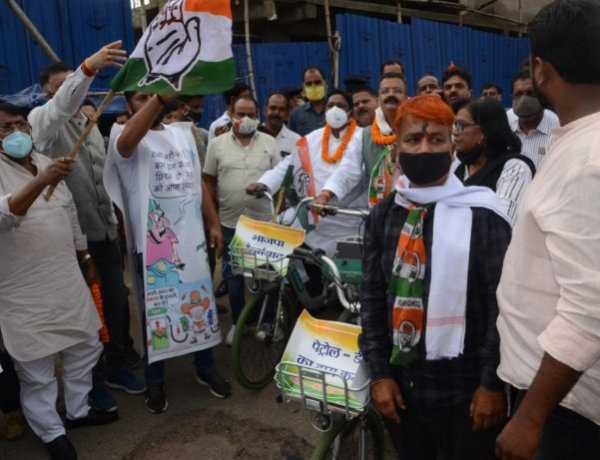 पेट्रोल-डीजल की कीमतों में वृद्धि और बढ़ती महंगाई के खिलाफ कांग्रेस ने किया प्रदर्शन, निकाली साइकिल यात्रा