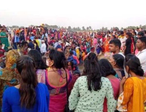 कोरोना पर भारी पड़ रही छठवर्तियों की आस्था ,अस्ताचलगामी सूर्य को अर्ध्य अर्पण के लिए उमड़ी श्रद्धालुओं की भीड़