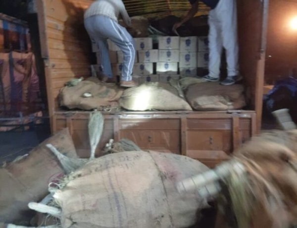 खजूर झाड़ू के नीचे छिपाकर ले जाया जा रहा था शराब, पुलिस ने छापेमारी के दौरान किया 245 पेटी शराब जब्त