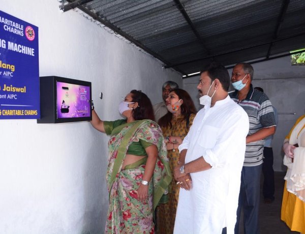 संत जेवियर काॅलेज रांची में सैनेटरी पैड वेंडिंग मशीन लगाया