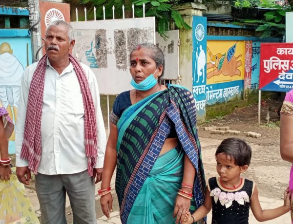 पति प्रताड़ना को लेकर पुलिस की पत्नी मिली एस पी से। लगाई न्याय की गुहार।