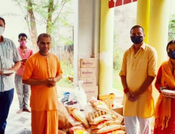 जीडीपी स्कूल परिवार द्वारा इस्काॅन मंदिर में खाद्य सामग्री व नगद राशि का सहयोग किया