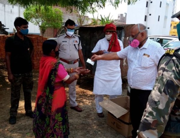 वरिष्ठ प्रो. डॉ अभय सिम्बा और भाजपा पूर्व अध्यक्ष अनिल स्वामी के द्वारा दवा व ऑक्सीजन सिलेंडर का निशुल्क वितरण