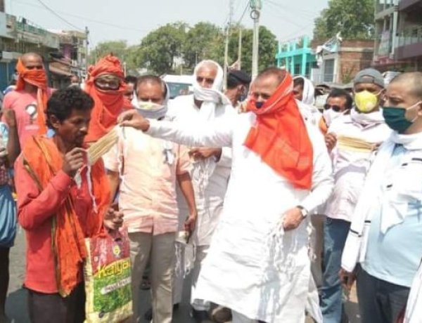 वजीरगंज बाजार में विधायक ने किया मास्क क़ा वितरण