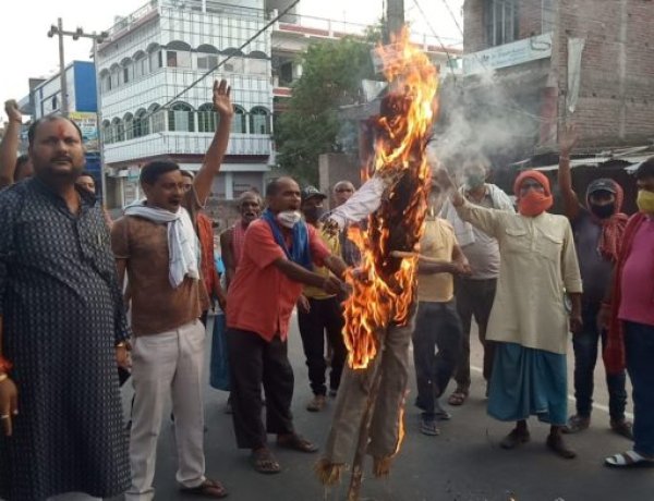 पप्पू यादव की गिरफ्तारी के विरोध में मुख्यमंत्री का पुतला दहन किया गया