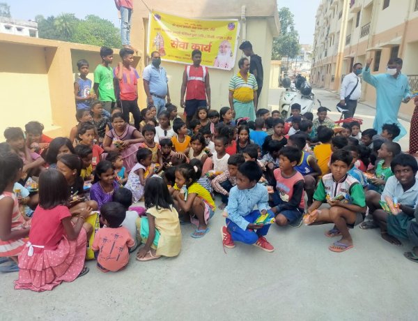 निर्धन बच्चों के बीच श्रीकृष्ण प्रणामी सेवा ट्रस्ट ने बांटे दैनिक उपयोग की सामग्री