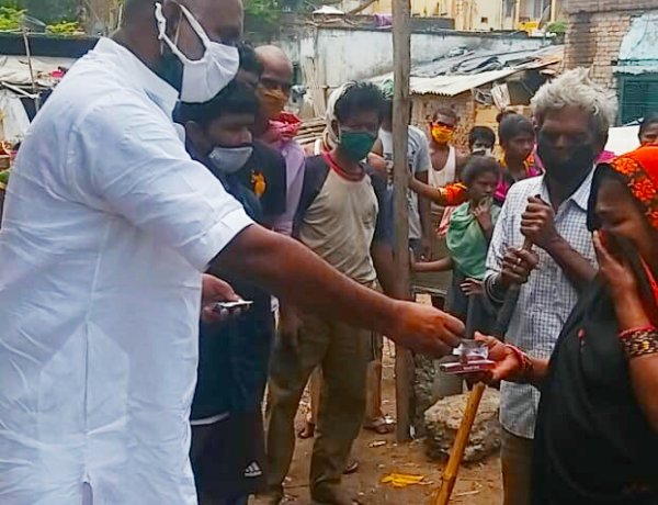 जरूरतमंद लोगों के बीच नि:शुल्क दवा का वितरण किया गया