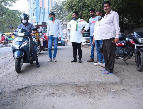 प्रोफेशनल कांग्रेस कमेटी ने लिया बरियातू रोड की बदहाली का जायजा